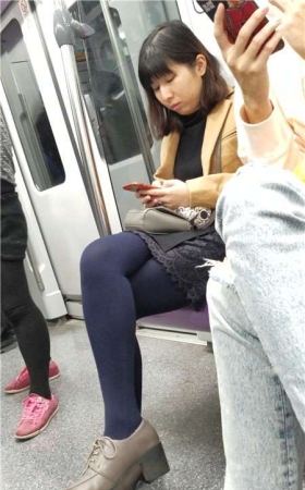 4K-地铁上玩手机入迷的街拍丝袜少妇