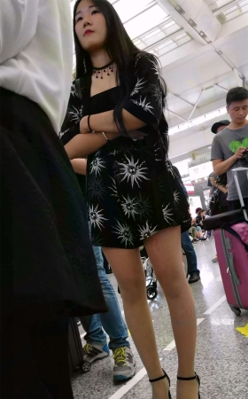 排队的黑色高跟肉色丝袜极品美腿宽松短裤美