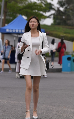 白短裙高跟美腿