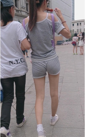 灰色短裤眼镜妹