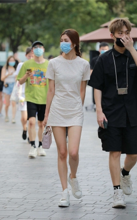 街拍逛街的美女