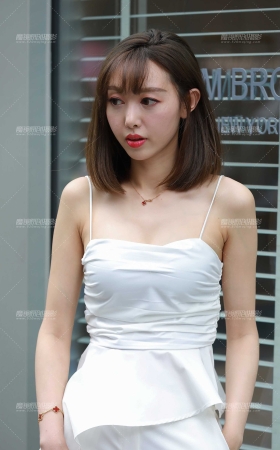 一身白衣装扮的淑女 [18P]
