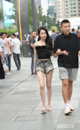 美腿爱穿拖鞋，热裤白皙美腿