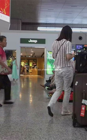 丝足韵妇霸气侧露的单脚上椅