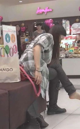 脚上还缠着绷带就来买新鞋的美女