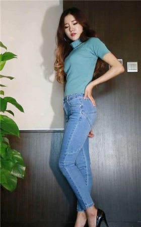 紧身蓝牛翘臀性感美女热舞秀 [749 MB]