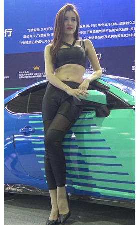 漂亮的皮裤车模美女