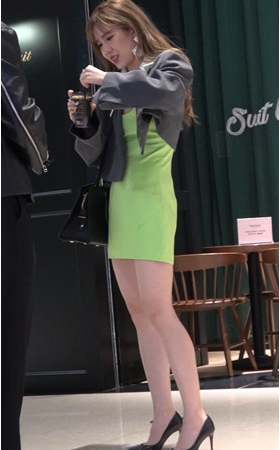 绿色连体裙小姐姐