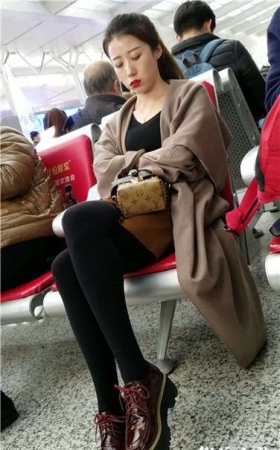 4k超清，长腿黑丝袜美女，标志五官颜值爆表。