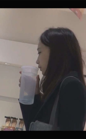 很多女孩站着就能把鞋行云流水般试了