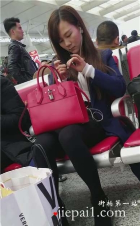 4k-高铁站候车室拍摄黑丝打底裤女孩