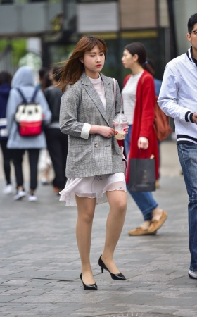 美眉的肉丝小高跟喜欢吗