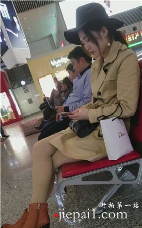 4k-高铁站候车室拍摄长腿肉丝高跟鞋女神，颜值超高。