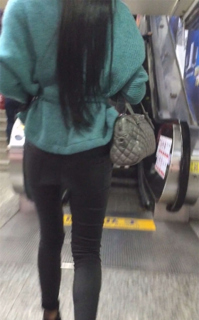 上身绿衣的皮裤