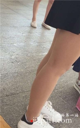 地铁上的小清新可爱萌妹子，墨镜很夸张