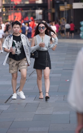 墨镜美女