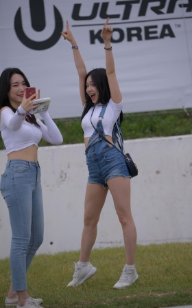 两个极品牛仔美女身材好