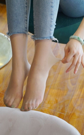 牛仔裤里藏着连裤袜