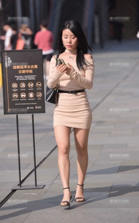 玩手机的美女** [18P]