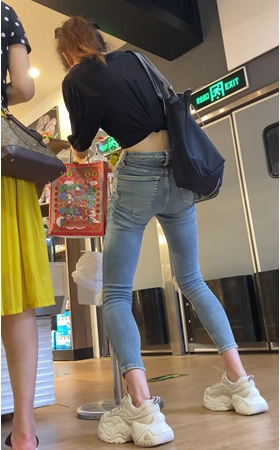 高挑的牛仔裤小美女