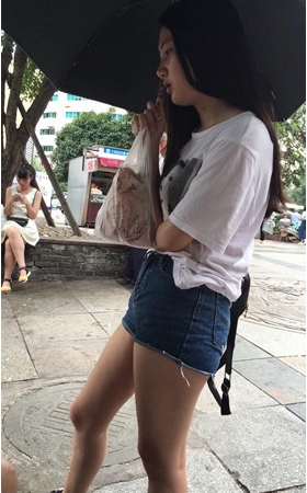 牛仔热裤妹子