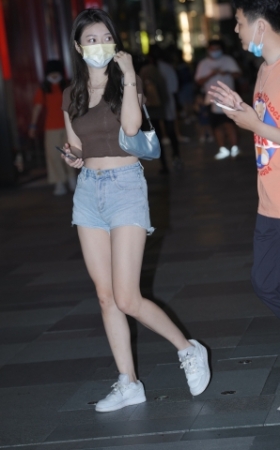 独自来旅游的热裤女孩 气质温婉 清新甜美