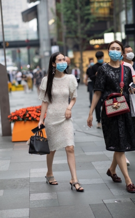 毛茸茸的连体包臀裙妹子
