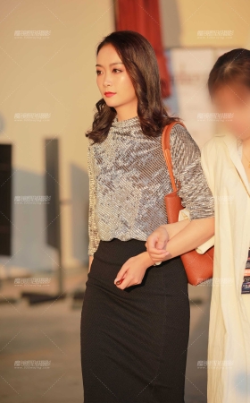 夕阳下的职场美女 [14P]