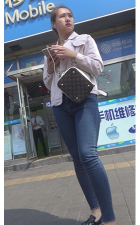 听歌的紧身牛仔小美女
