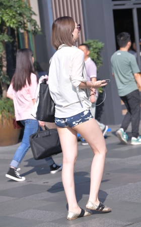 紧致的小热裤