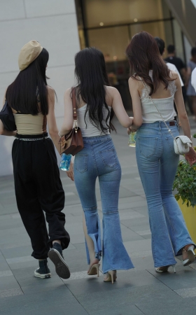两个极品牛仔裤美女