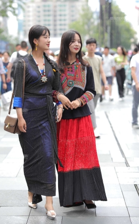 两个漂亮的新疆女孩儿 [18P]