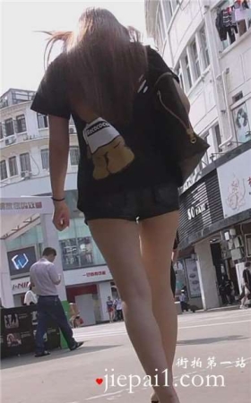 街拍抽烟的性感长腿热裤美女姐姐 [533 MB]