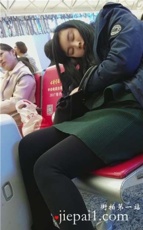 4k-黑色裤袜美腿女孩，是不是昨晚与男友折腾太晚了