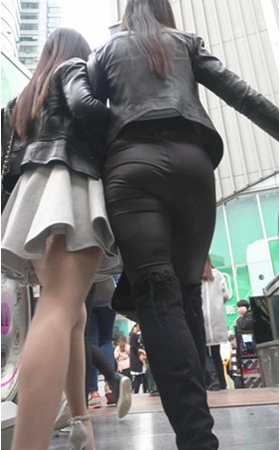 黑色高靴皮裤美妇