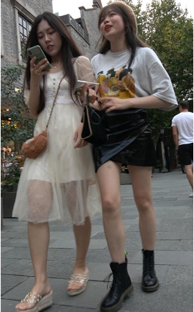 两个漂亮的美女小姐姐