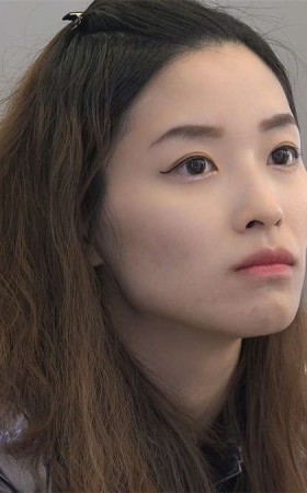 美女在商场试穿平地跟单鞋脚型挺好看