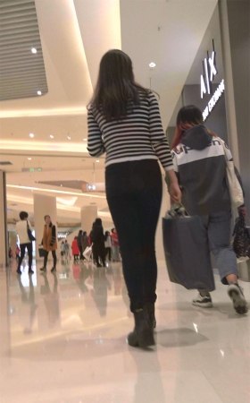 黑色牛仔裤丰满美女