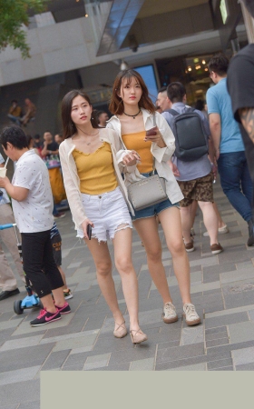 甜美的裸腿小姐姐3A1477[82.3M]