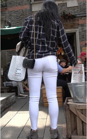 白色紧身裤女孩