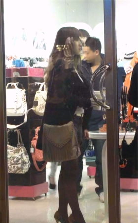 时尚牛仔热裤黑丝美眉