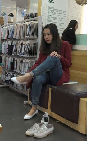 清秀女孩行云流水般地双脚试鞋