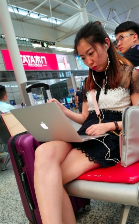 高铁站不忘工作的大长腿美女气质有韵味