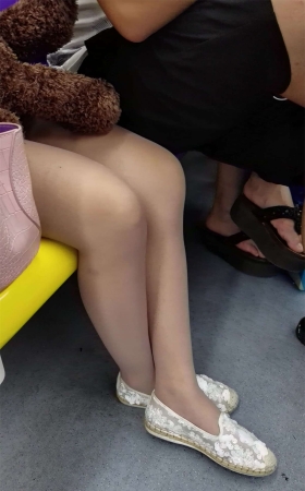 旁边小哥哥一直挤着小姐姐