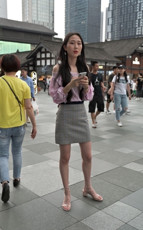 美女的高跟凉鞋好特别