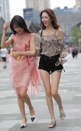 两个美女，喜欢哪一个？ [22P]