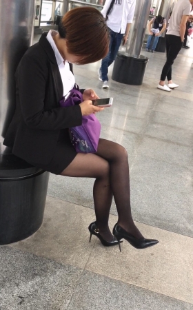 街拍黑丝黑高MM