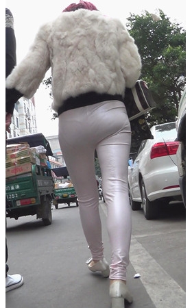 漂亮的白色紧身皮裤美女