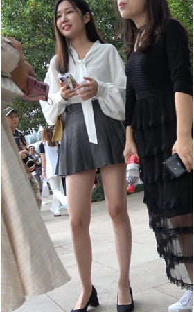 黑色百褶裙小姐姐