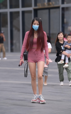 紧身的热裤套装
